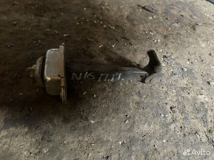 Ограничитель двери передней правой Nissan Almera N16 2000-2006 N16 2000-2006