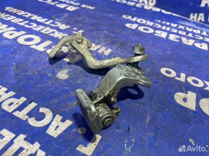 Петля двери Ford Focus 1 седан 2004