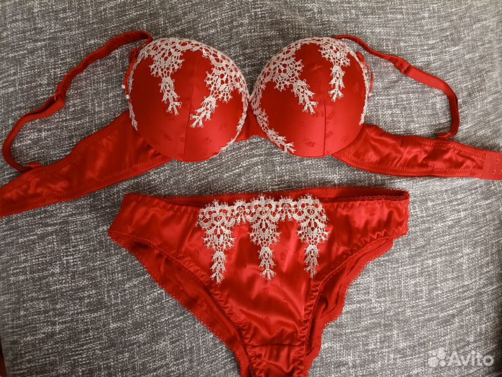 Новый атласный комплект 32B - 70B