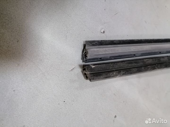 Уплотнитель правого стекла перед Opel Astra H 2005