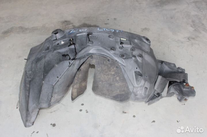 Подкрылок передний левый Lincoln Town Car 2 97г