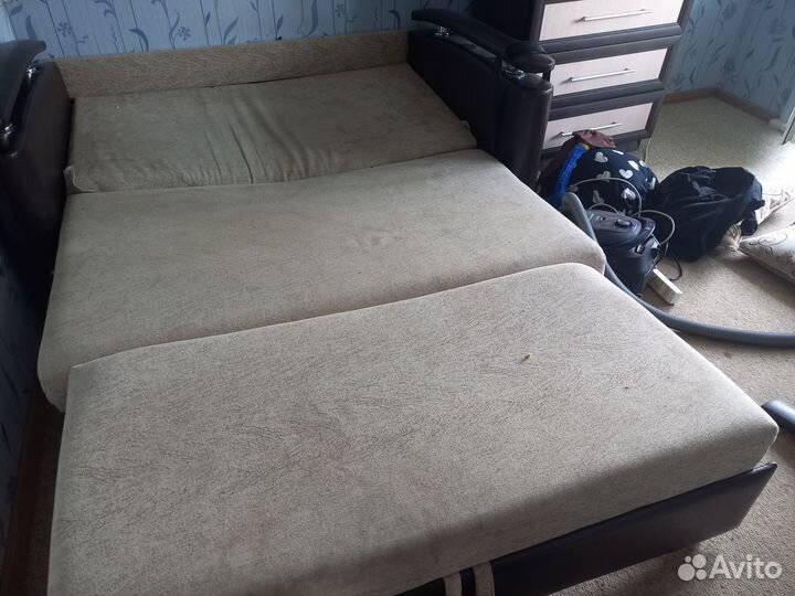 Продаётся диван и парта книжка
