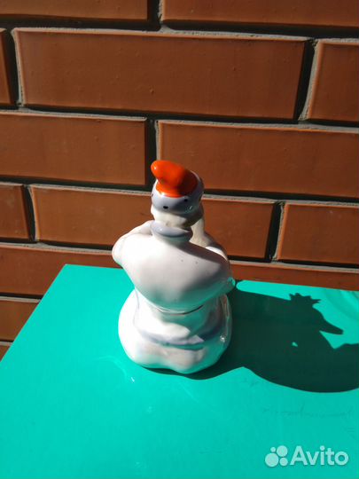 Фарфоровая статуэтка 