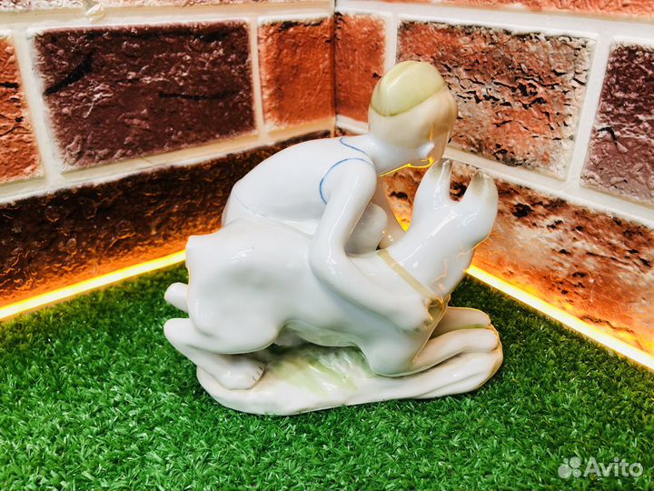 Z.12768 Статуэтка лфз мальчик с собакой