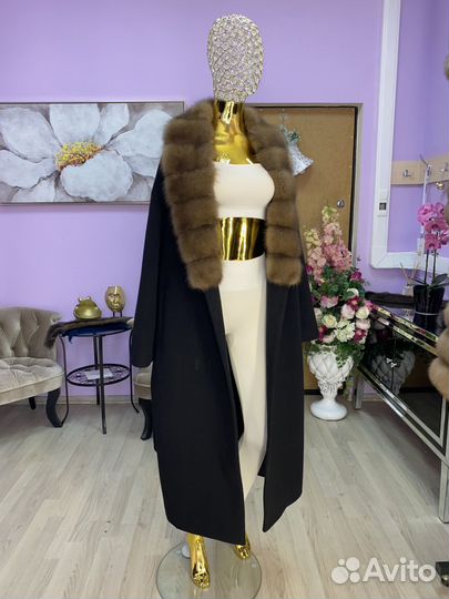 Пальто с воротником из меха куницы