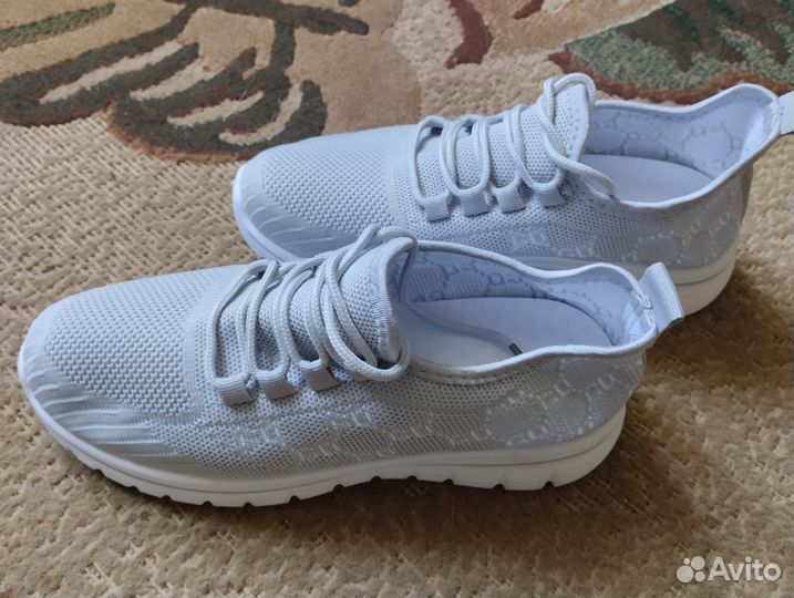 Продам кроссовки женские