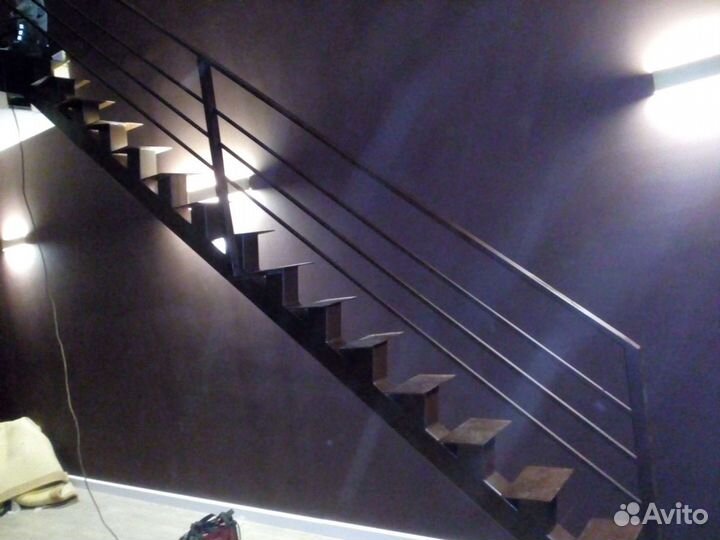 Металлическая лестница на заказ крыльцо
