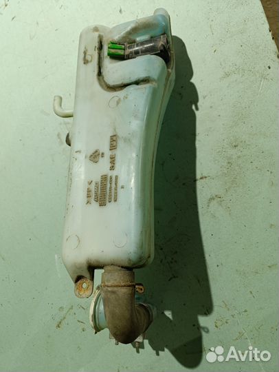 Бачек омывателя Мицубиси паджеро 2