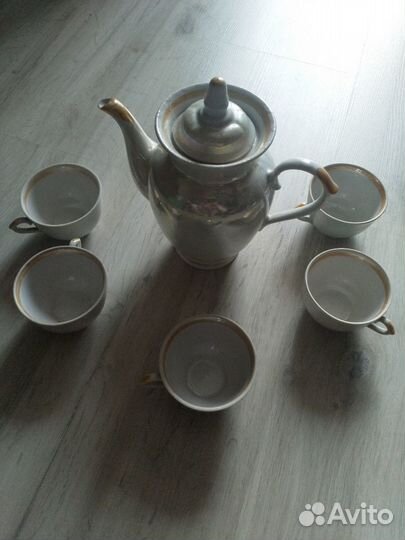 Кофейные чашки с блюдцами