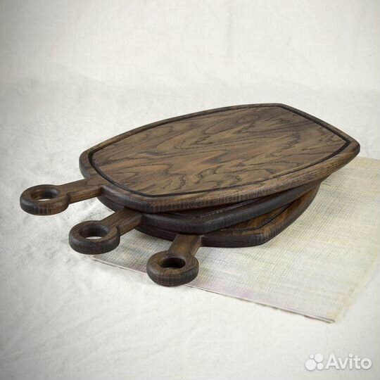 Доска из дерева с ручкой для подачи / разделочная