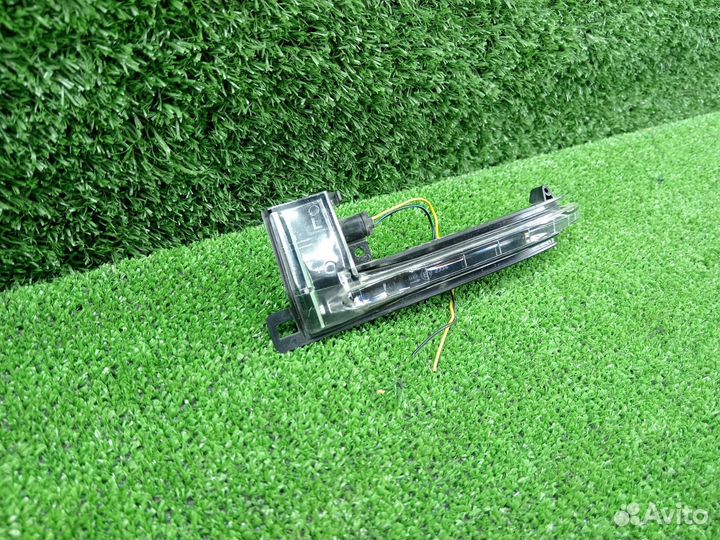 Повторитель поворота в зеркало левый VAG Audi Q3 8