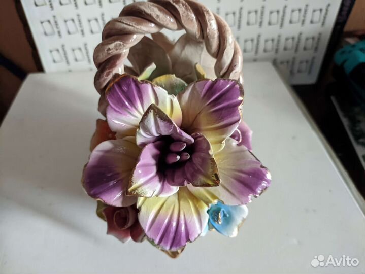 Фарфоровая корзинка с цветами