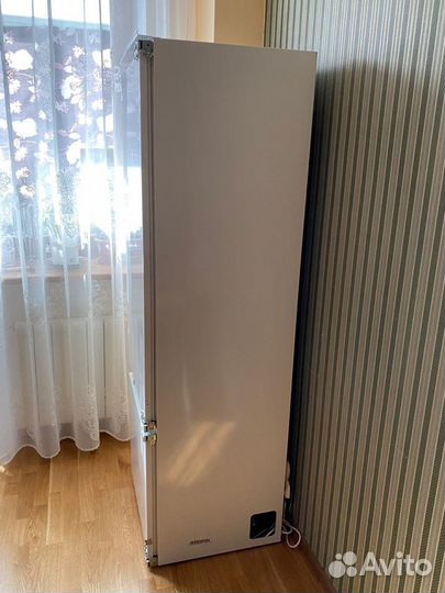 Холодильник встраеваемый AEG