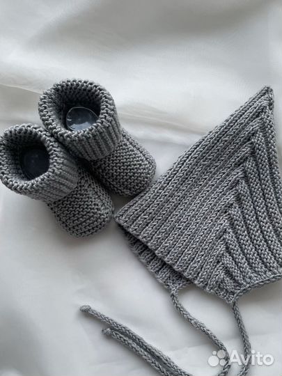 Вязаный набор шапка эльф и пинетки