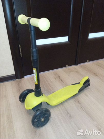 Самокат детский трехколесный со светящимися