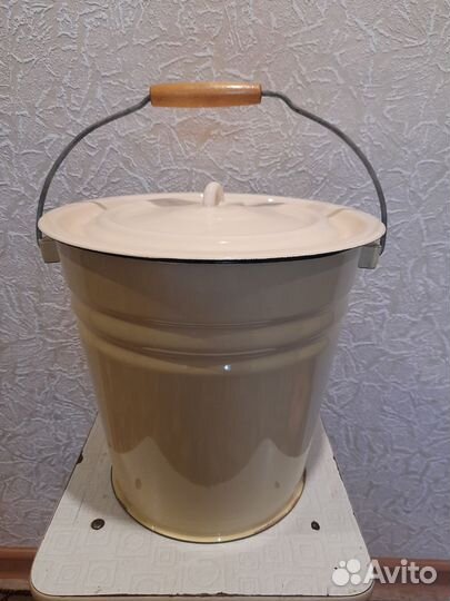 Эмалированное ведро с крышкой