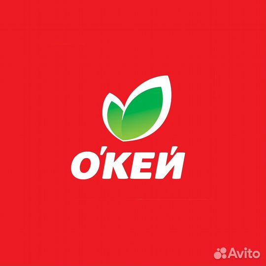 Продавец за прилавок рыбы