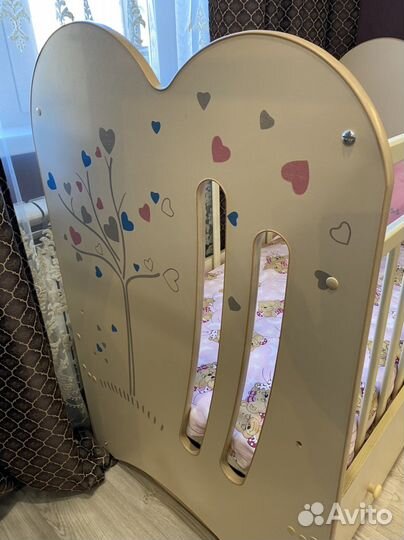 Детская кроватка с маятником