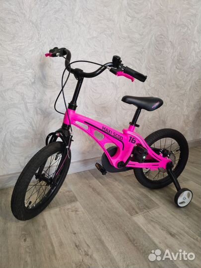 Maxiscoo Cosmic 16