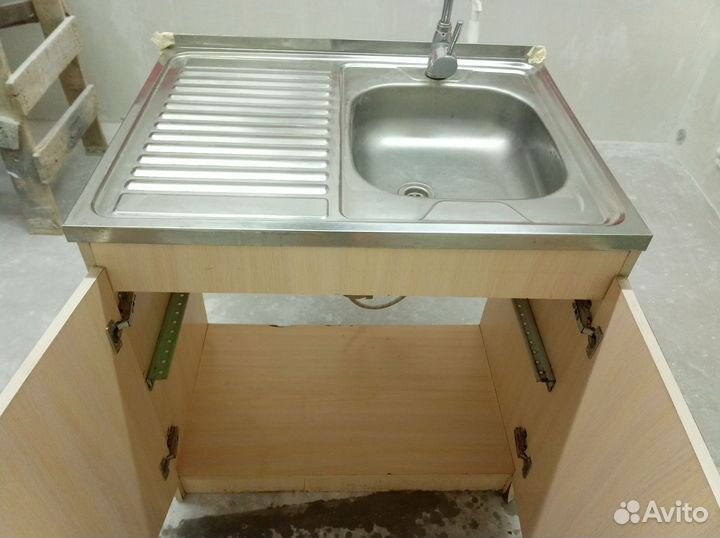 Бу кухонная тумба с мойкой и смесителем