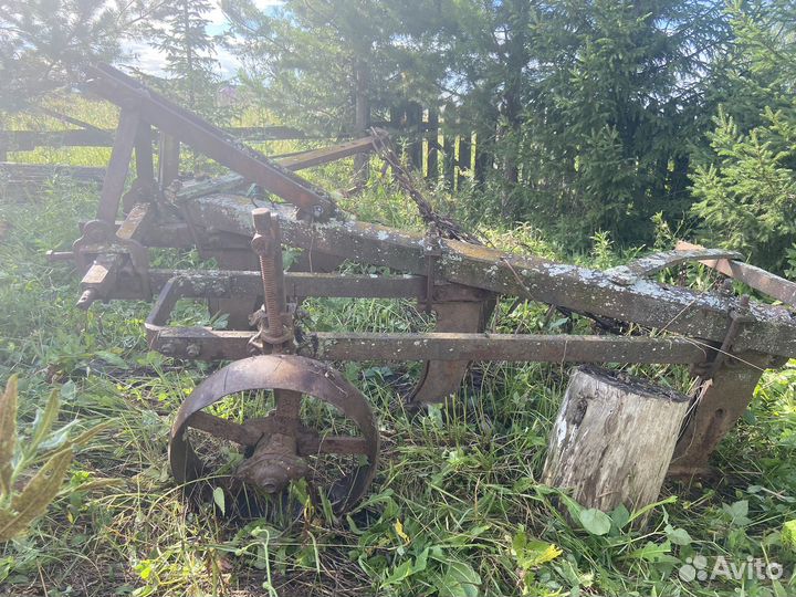 Плуг трехкорпусный