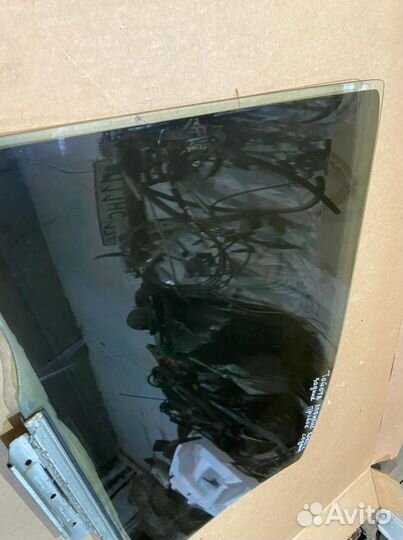 Стекло в дверь заднее правое Toyota Avensis 2