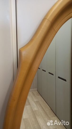 Зеркало в деревянной раме