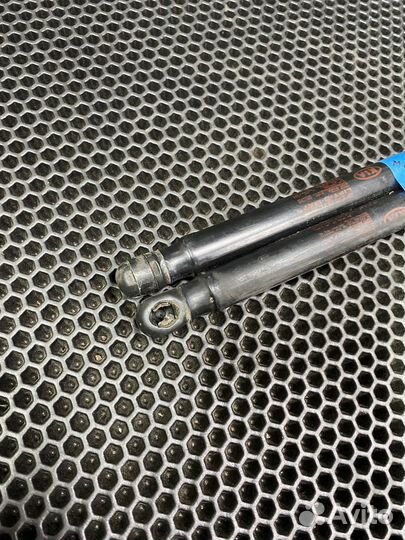 Амортизаторы крышки багажника Kia magentis 1