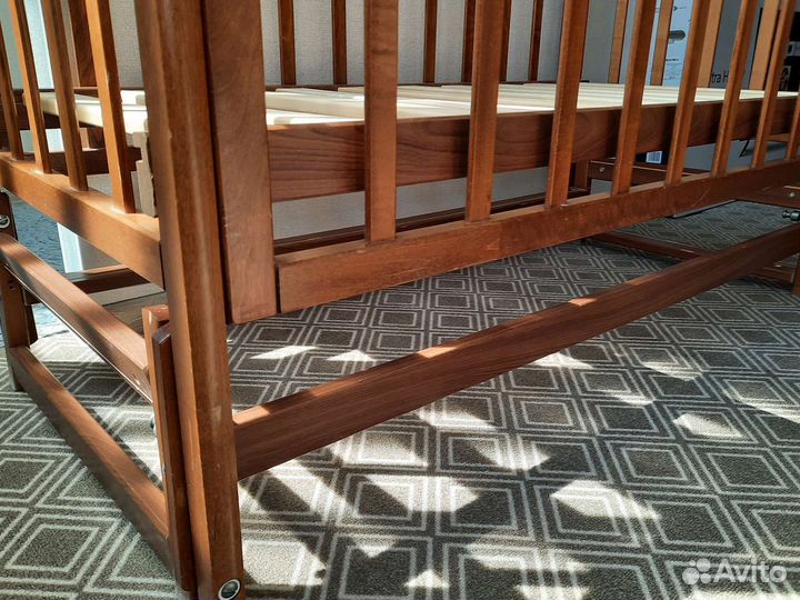 Кроватка с продольным маятником