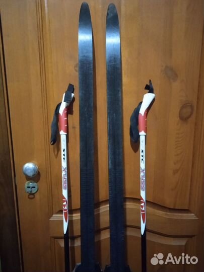Лыжи беговые, пластиковые и палки стекло-волокно