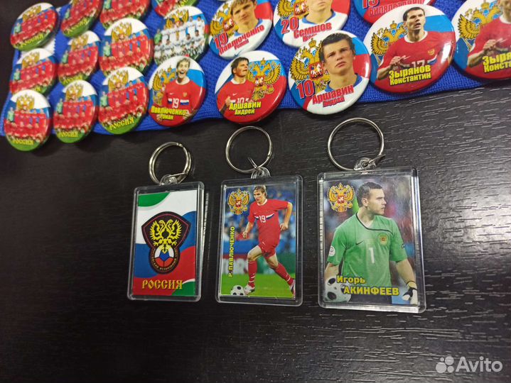 Раритетные футбольные значки и брелки