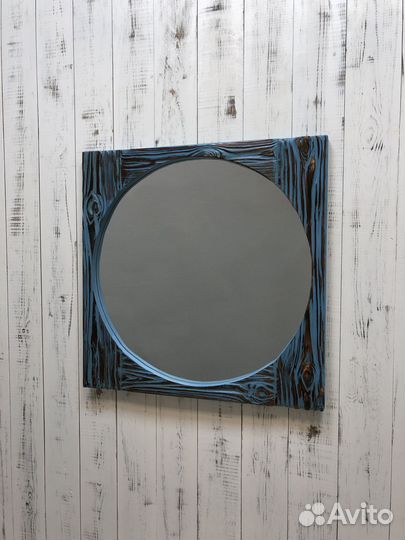 Зеркало в деревянной раме