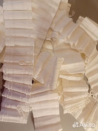 Куски шторной ленты с крючками