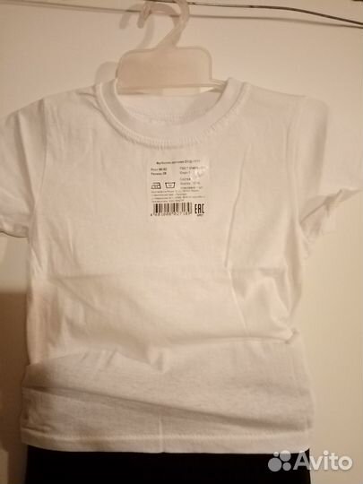 Футболка белая и чёрные шорты