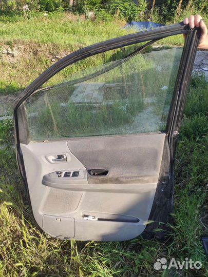 Двери правые Toyota voxy noax вокси ноах AZR60