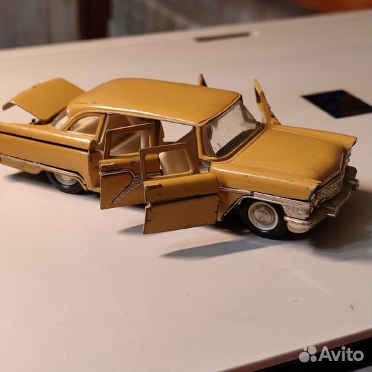 Коллекционная модель машинки 
