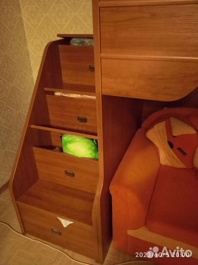 Детская кровать-чердак с лестницей-шкафчиком