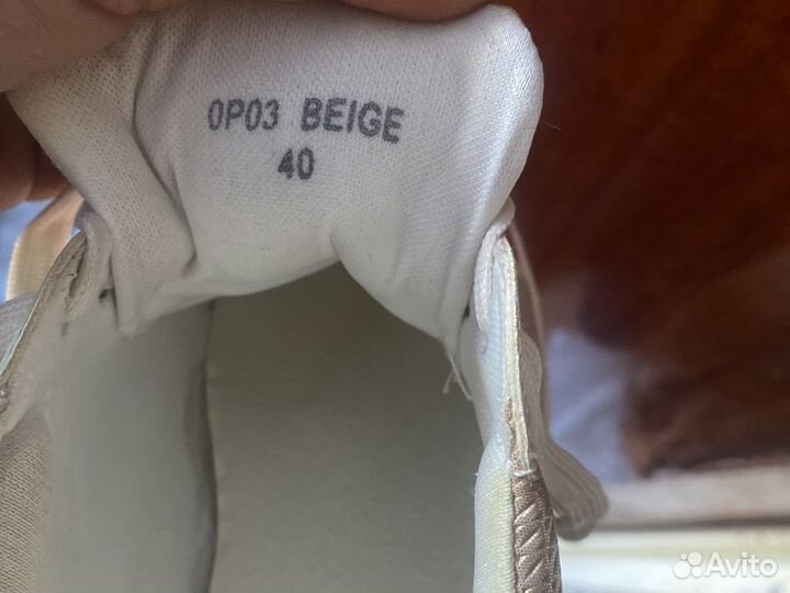 Кроссовки женские