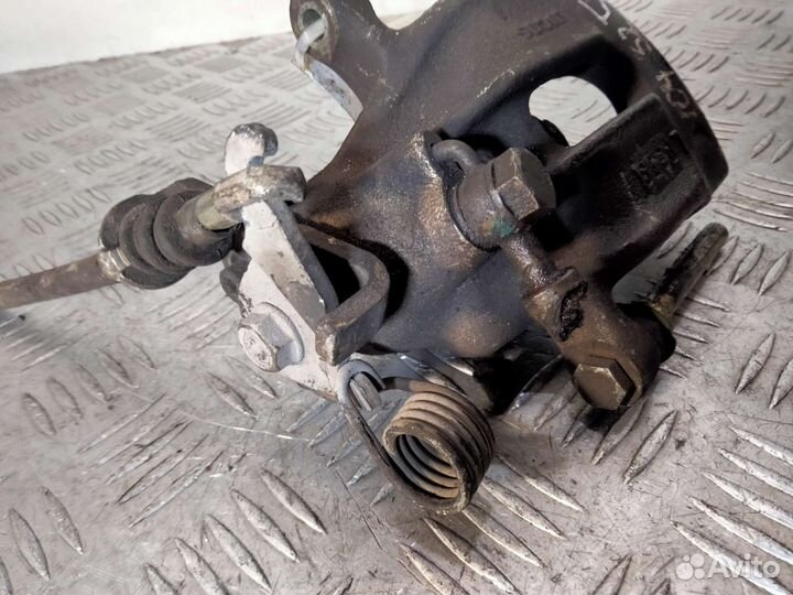 Суппорт задний левый Mitsubishi Carisma