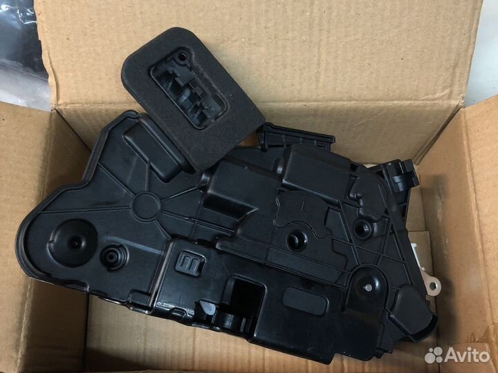 Volkswagen Polo замок двери передней левой