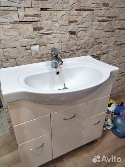 Тумба для ванной с раковиной и краном бу