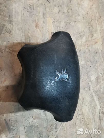 В разборе Peugeot 407 2006 года