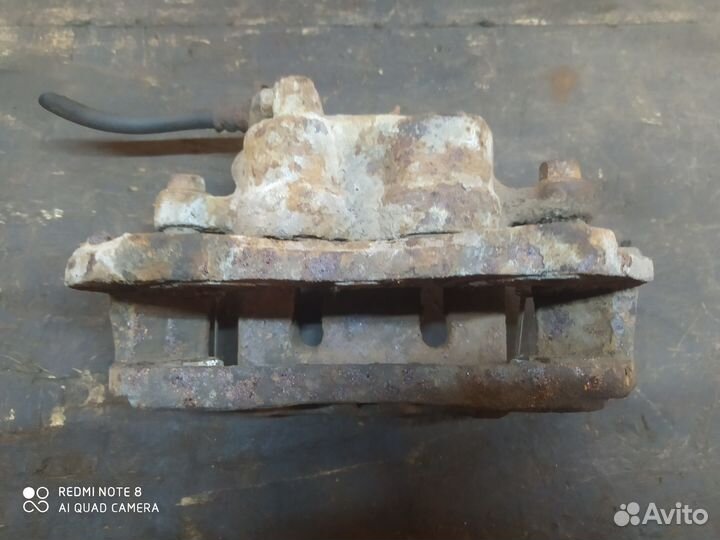 Суппорт передний правый Mitsubishi Pajero 2