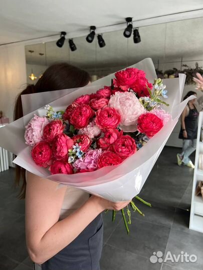 Букет из пионов, незабудок и пионовидных роз