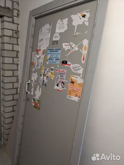 Продаю дверь входную с коробкой с обналичниками