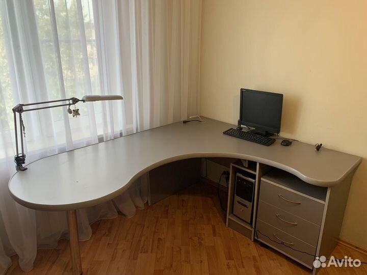 Угловой компьютерный стол