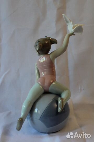 Фарфоровая фигурка NAO Девочка на шаре с голубем