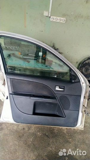 Обшивка двери передней левой Ford Mondeo III 2000