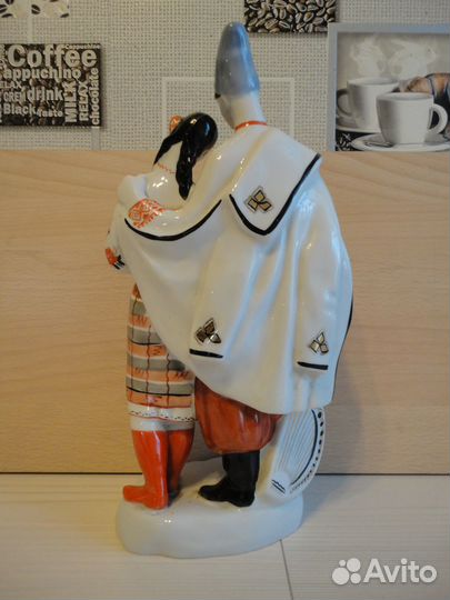 Фарфоровая статуэтка (Левко и Оксана )