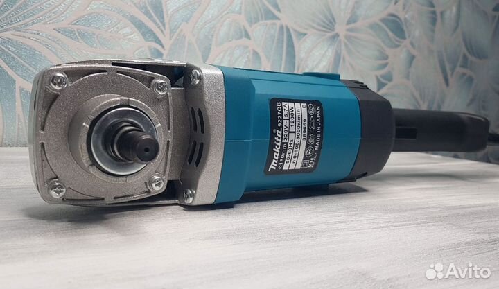 Полировальная машинка Makita 9227CB